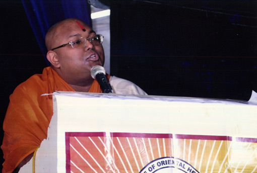 Mahamandaleswar Paramhansha 1008 Swami Paramatmanandaji Maharaj, Delivering Lecture