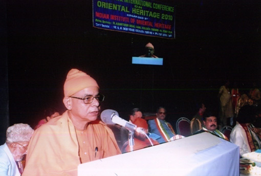 Swami Nityamuktanandaji, Adhyksha of Ramakrishan Jajodyan Math. Delivering Lecture