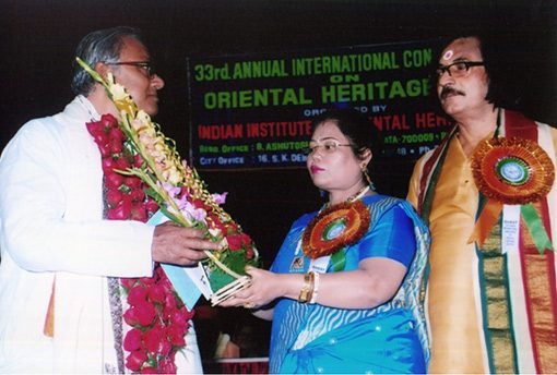 Dr. Gopa Sastri Felicitates to Shri Saugata Roy, Hon'ble Union Minister of State for Urban Development.