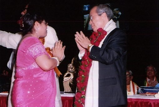 Dr. Gopa Sastri welcoming Shri R. S. Mooshahari, Hon'ble Governor of Meghalaya.