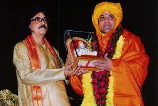 Dr. Ramkrishna Sastri, presenting a memento of "Lord Shiva" to H. H. Soham Baba.