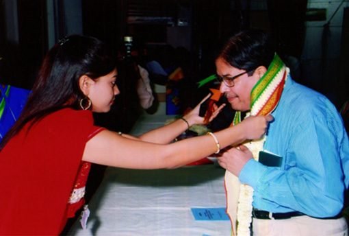 Ms. Rashmita Sasti presenting Uttariya to Dr. Pradip Narayan Ghosh, Hon'ble Vice-Chancellor, Jadavpur University.
