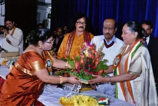Prof. Gopa Sastri Presenting a Flower Bouquet to Smt. Margaret Alva, Hon'ble Governor of Uttarakhand.