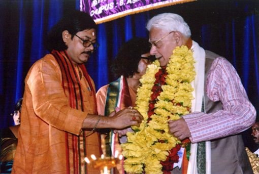 Dr. Amal Krishna Sastri, Offering Garland to Shri Muralidhar Chandrakant Bhandare, Hon'ble Governor of Orissa.
