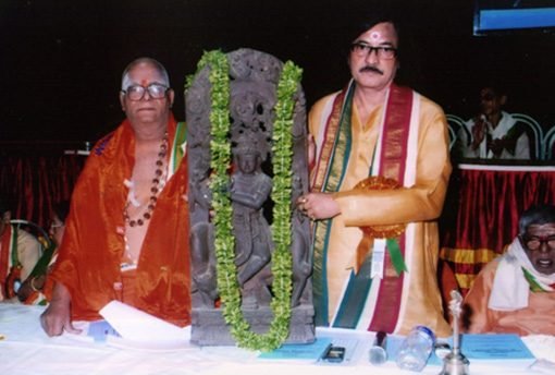 Shri S. Raman, gifted a memento to Dr. Ramkrishna Sastri.