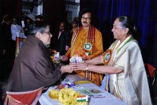 Prof. Gopa Dutta, Vice-Chancellor of Gourbanga University, Malda, Presenting Flower to Smt. Margaret Alva, Hon'ble Governor of Uttarakhand.
